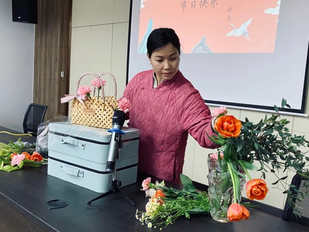 女神節(jié)快樂!三月花盛,品茗人生。